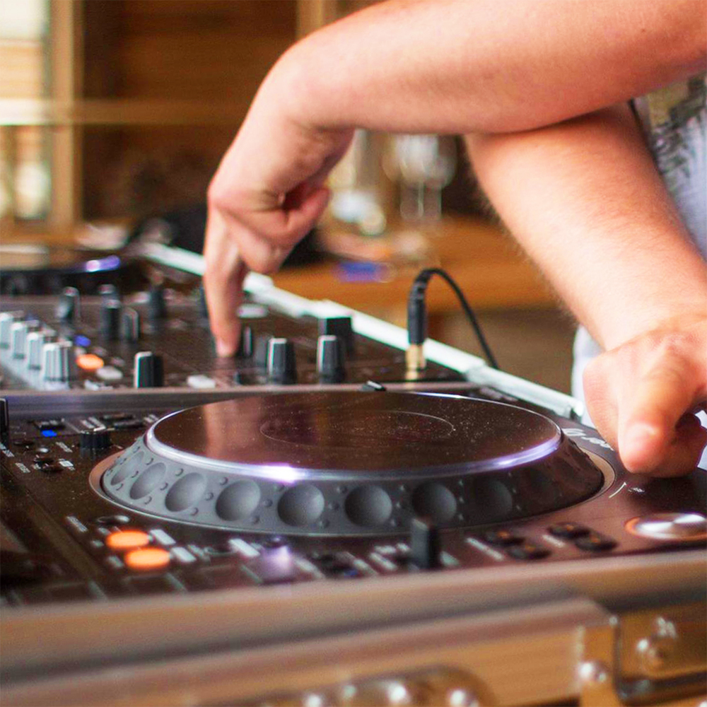 DJ
